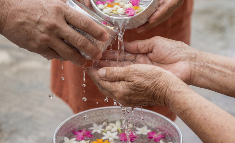 A signature Thai tradition: pouring scented water over elders’ hands