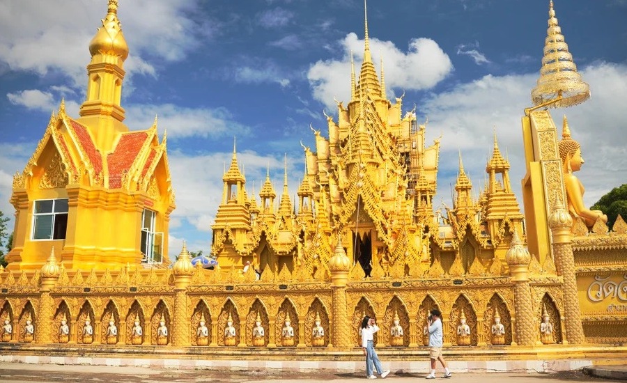 Breathtaking golden temples are the iconic image of Phitsanulok