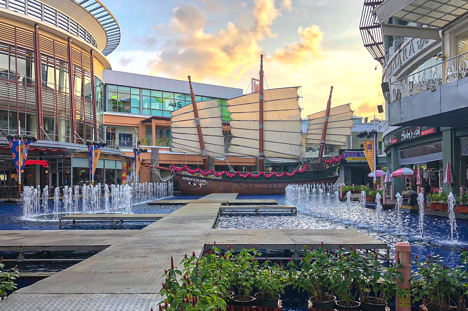 Jungcelyon Shopping Mall in Patong